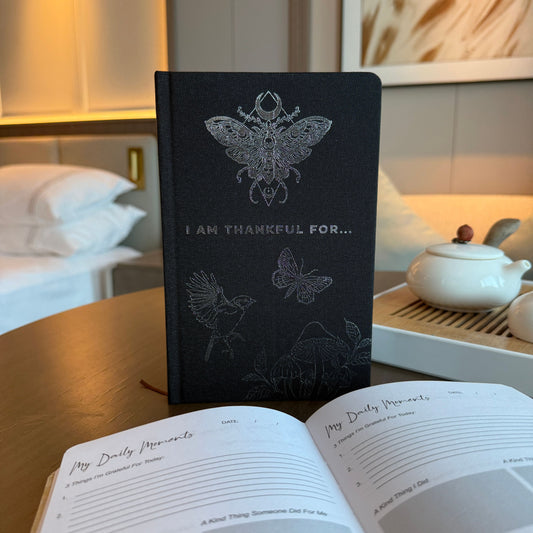 🖤 Black Gratitude Journal – 120 Pages with Silver Lining